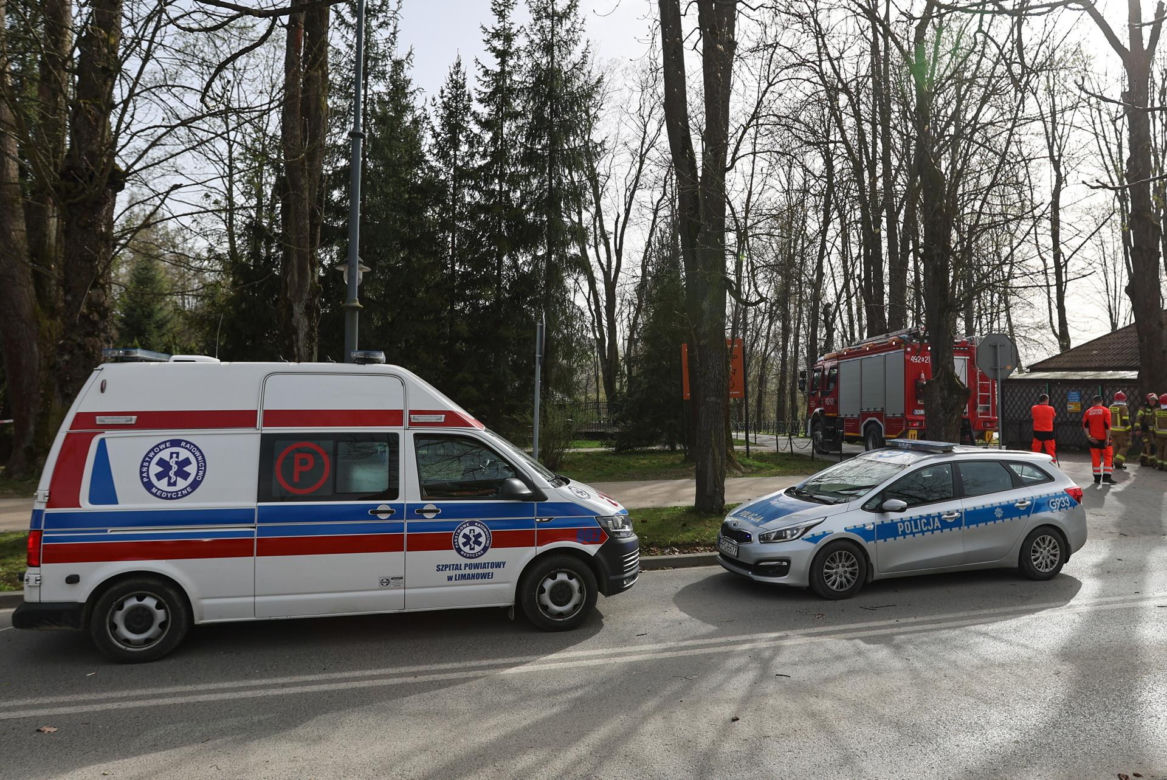 Rabka-Zdrój. Trzy osoby, w tym sześcioletnie dziecko, zginęły przygniecione przez powalone pod naporem wiatru drzewo