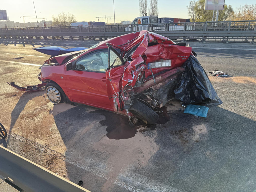 Śmiertelny wypadek na S8! Jedna osoba nie żyje po zderzeniu trzech ciężarówek 