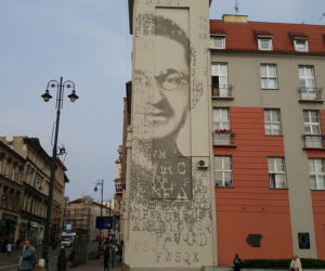 Nowy mural w Bydgoszczy. Marian Rejewski spogląda na Gdańską