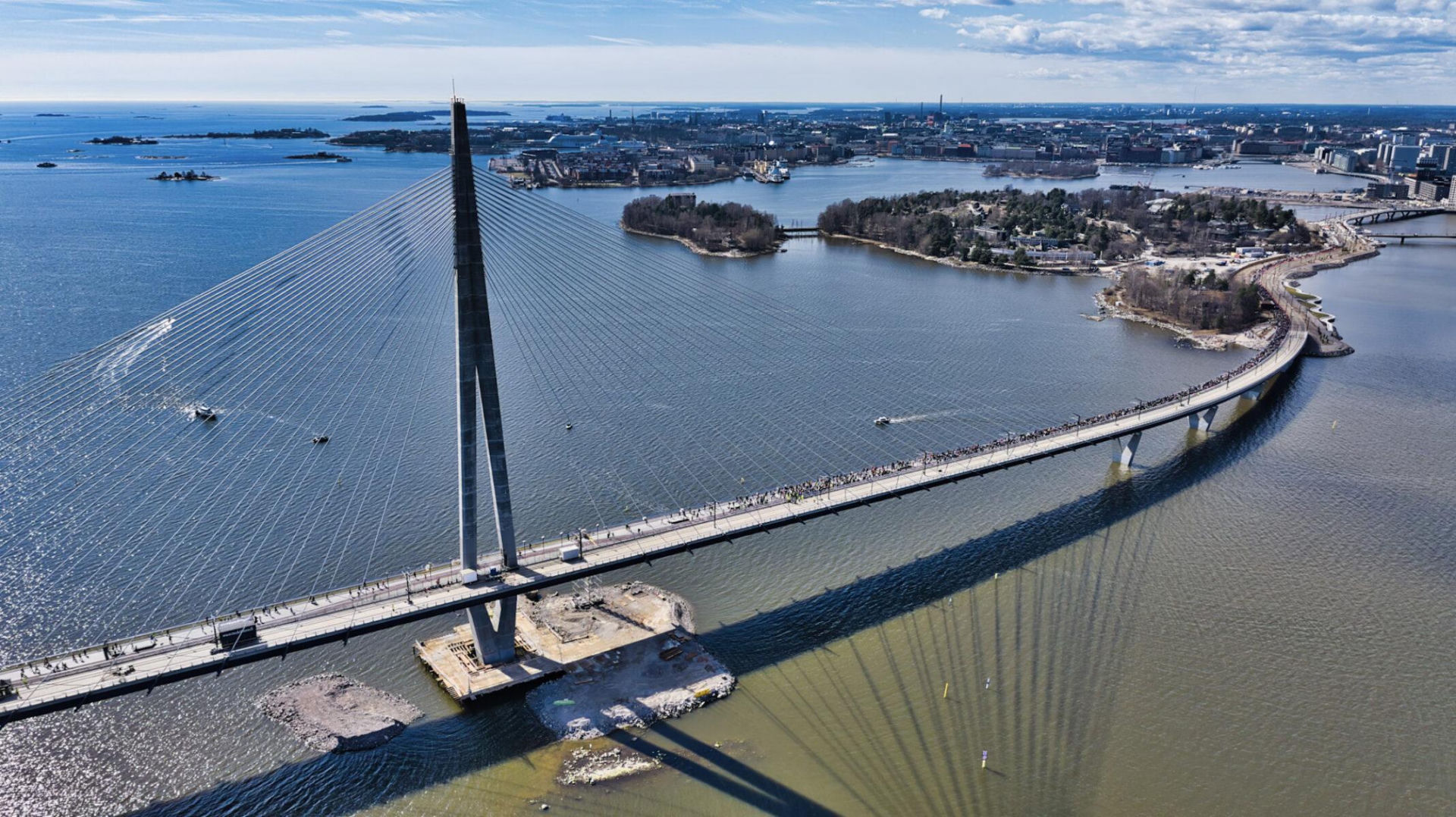 Most Kruunuvuorensilta w Helsinkach to dzieło  projektantów z biur Knight Architects (pod kierunkiem Toma Osborne’a) oraz inżynierów z WSP Finland