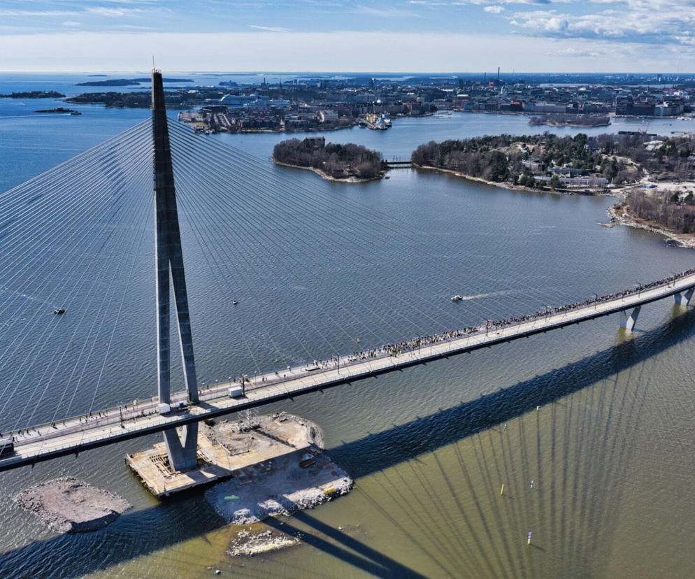 Most Kruunuvuorensilta w Helsinkach to dzieło  projektantów z biur Knight Architects (pod kierunkiem Toma Osborne’a) oraz inżynierów z WSP Finland