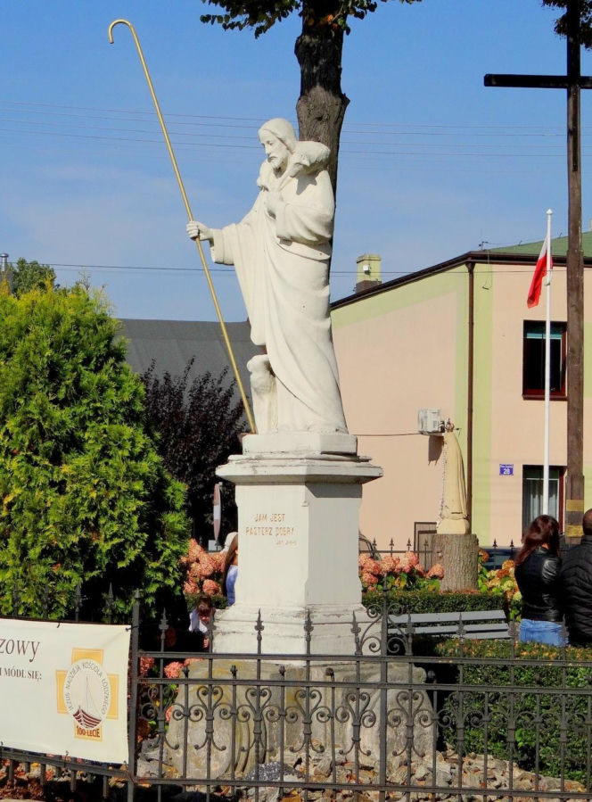 To jedno z najstarszych miast w woj. łódzkim. Było osadą słowiańską, a później siedzibą biskupów