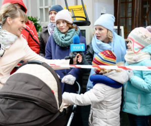 O mnie się nie martw 2 sezon odc. 13. Iga (Joanna Kulig), Ewa (Katarzyna Maciąg), Oliwka (Oliwia Dąbrowska), Helenka (Maja Kwaśny)