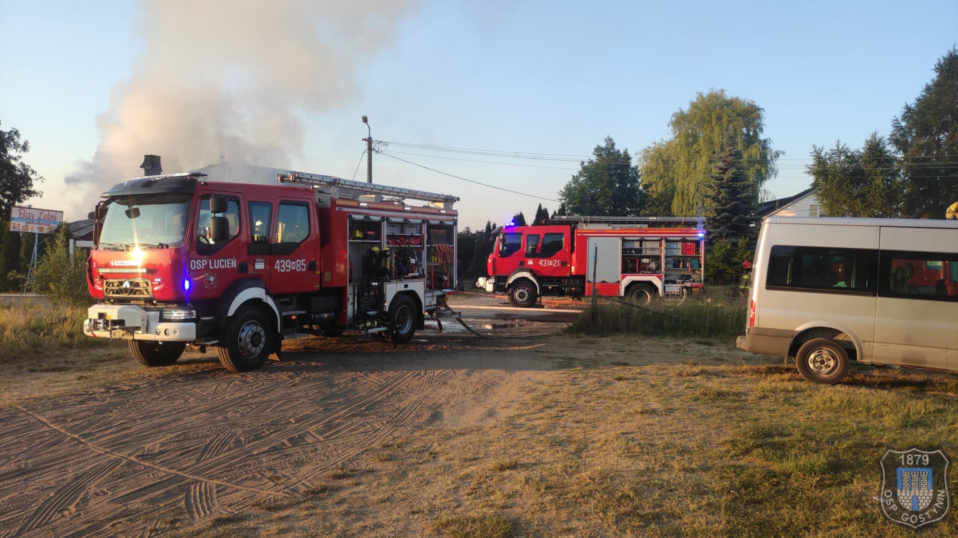 Gaszenie przez strażaków pożaru Baru Letniego