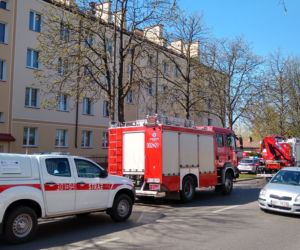 Białystok. Akcja strażaków na ul. Zwycięstwa. Ktoś rozlał na klatce schodowej dziwną substancję [ZDJĘCIA, WIDEO]