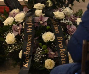 Wieńce na pogrzebie Edwarda Linde-Lubaszenki. Żałobnicy pożegnali artystę pięknymi kwiatami