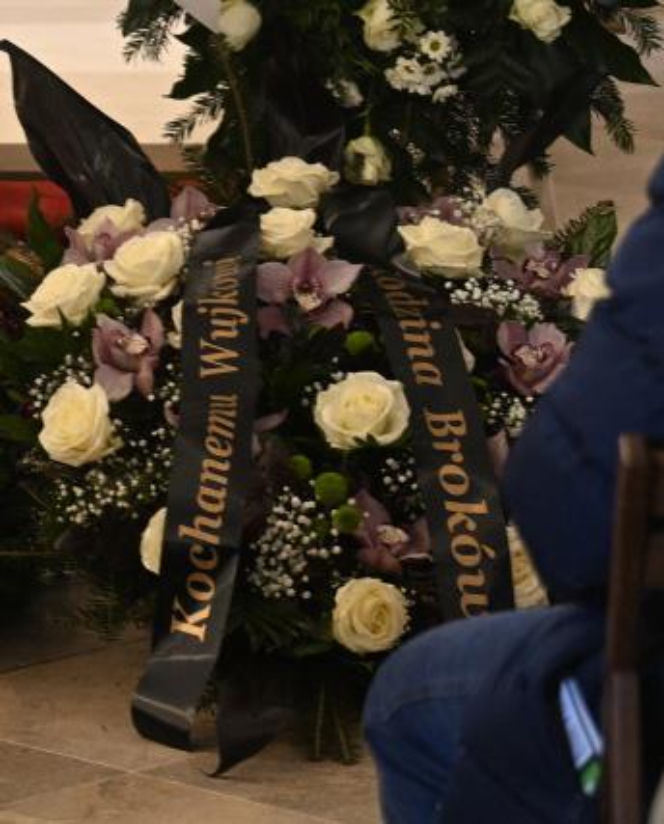Wieńce na pogrzebie Edwarda Linde-Lubaszenki. Żałobnicy pożegnali artystę pięknymi kwiatami