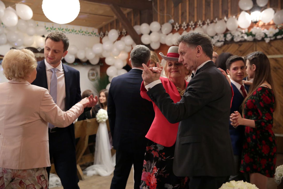 M jak miłość, odcinek 1451. Kisielowa (Małgorzata Różniatowska), Robert (Krzysztof Tyniec), Barbara (Teresa Lipowska), Bartek (Arkadiusz Smoleński)