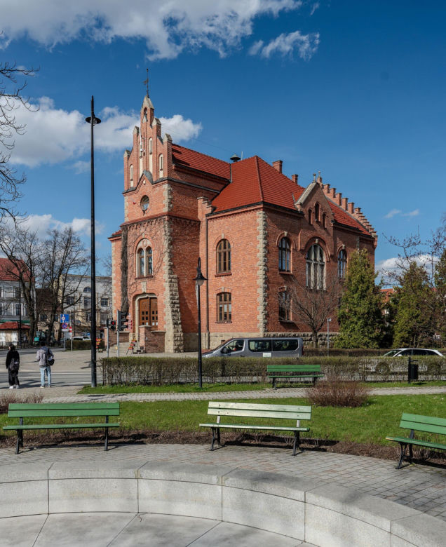 To miasto ma jeden z najpiękniejszych ratuszy w Małopolsce. Jego mieszkańcy od wieków są znani z wielkiej pobożności