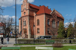 To miasto ma jeden z najpiękniejszych ratuszy w Małopolsce. Jego mieszkańcy od wieków są znani z wielkiej pobożności