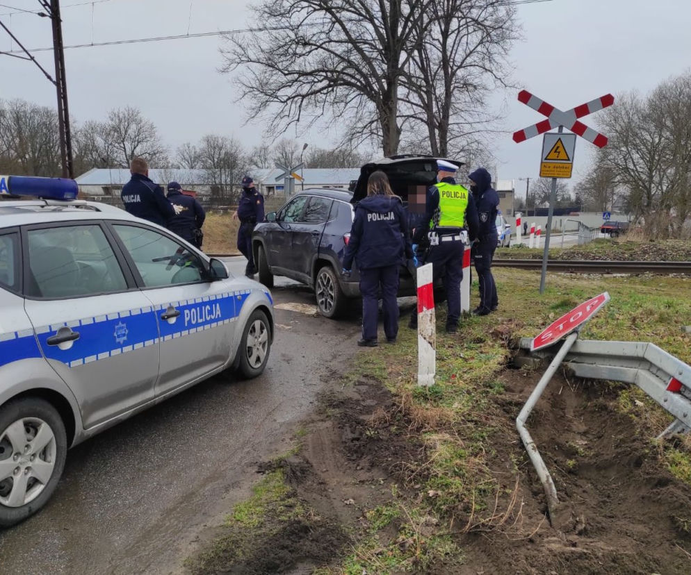 Kompletnie pijany zaklinował się na torach! O krok od straszliwej tragedii koło Koszalina