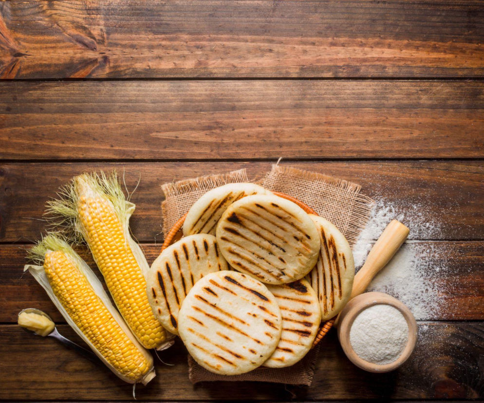 Arepas na śniadanie – przepis na puszyste kukurydziane placki z Wenezueli, które podbijają świat