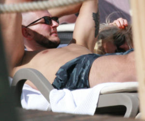 Kurek wyleguje się na plaży po igrzyskach