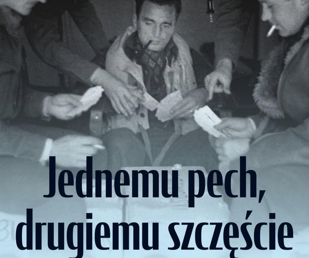 Plakat informujący o XIII Koszalińskiej Konferencji Popularnonaukowej „Historia Skrzydłami Malowana” oraz IX Koszalińskim Lotniczym Festiwalu Filmowym, przedstawiający historyczne zdjęcie lotników przygotowujących się do misji. Szczegóły wydarzenia dostępne są na naszym portalu.