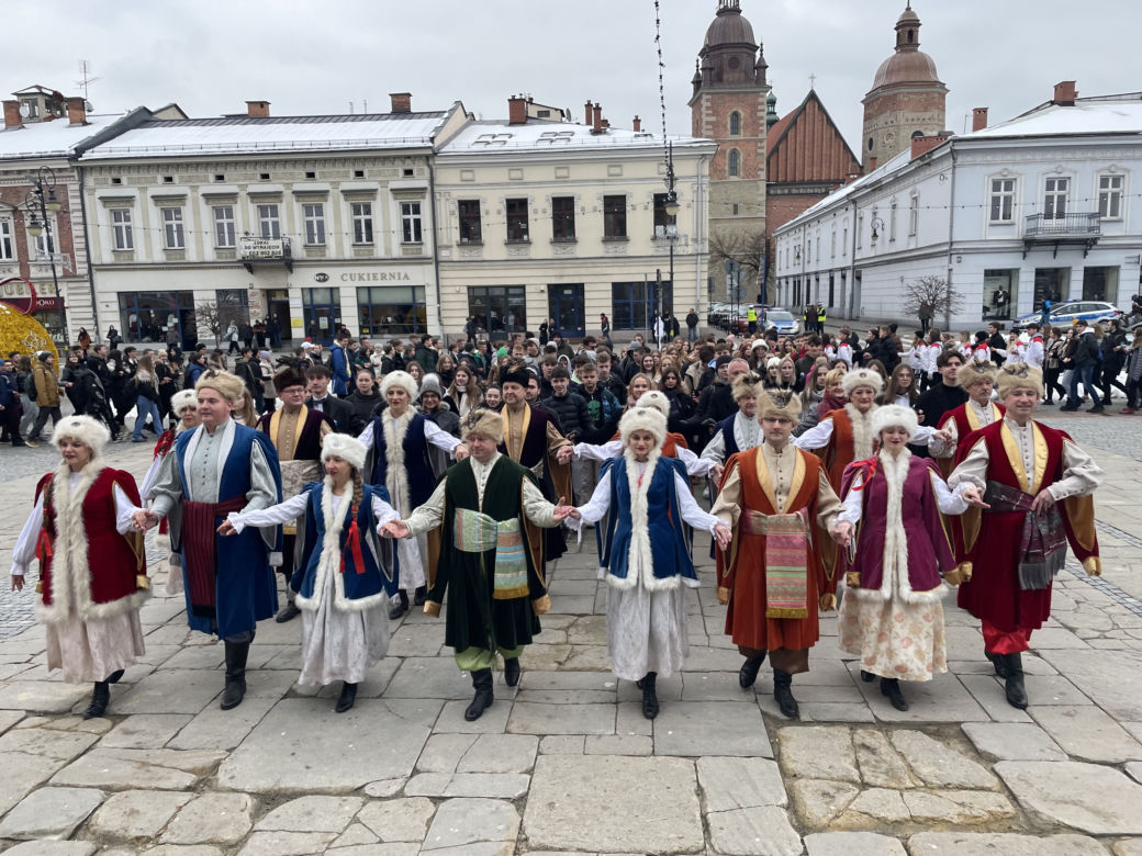 Maturzyści zatańczyli na Rynku poloneza