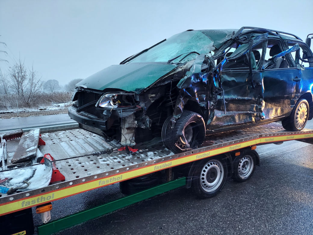 Wypadek na trasie S1 w Wojkowicach Kościelnych. Czołowe zderzenie ciężarówki z samochodem osobowym. Droga na lotnisko zablokowana [ZDJĘCIA]