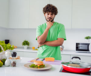 Techniki kulinarne dla początkujących – od blanszowania po podsmażanie