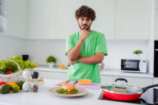 Techniki kulinarne dla początkujących – od blanszowania po podsmażanie