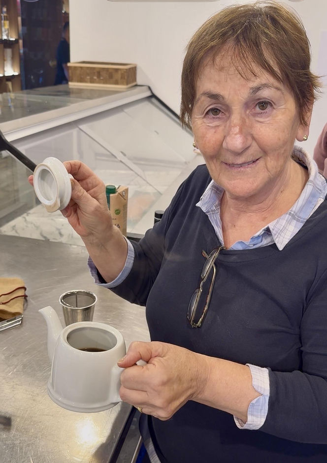 Marry Ann przygotowuje kawę po maltańsku