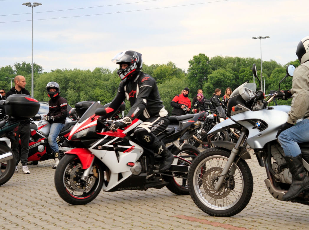 Przed Areną Lublin symbolicznie pożegnano dwójkę tragicznie zmarłych motocyklistów