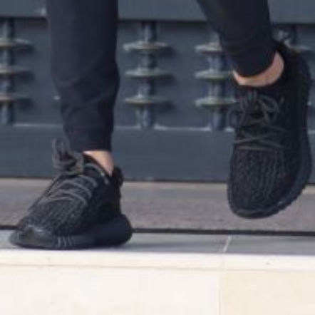 Dla butów od Kanye Westa koczowali 4 dni pod sklepem w Warszawie! Było warto? – informacje, premiery teledysków – ESKA.pl