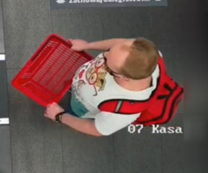 Oszust przyklejał kody kreskowe w sklepie! Szuka go bydgoska policja [ZDJĘCIA, WIDEO]