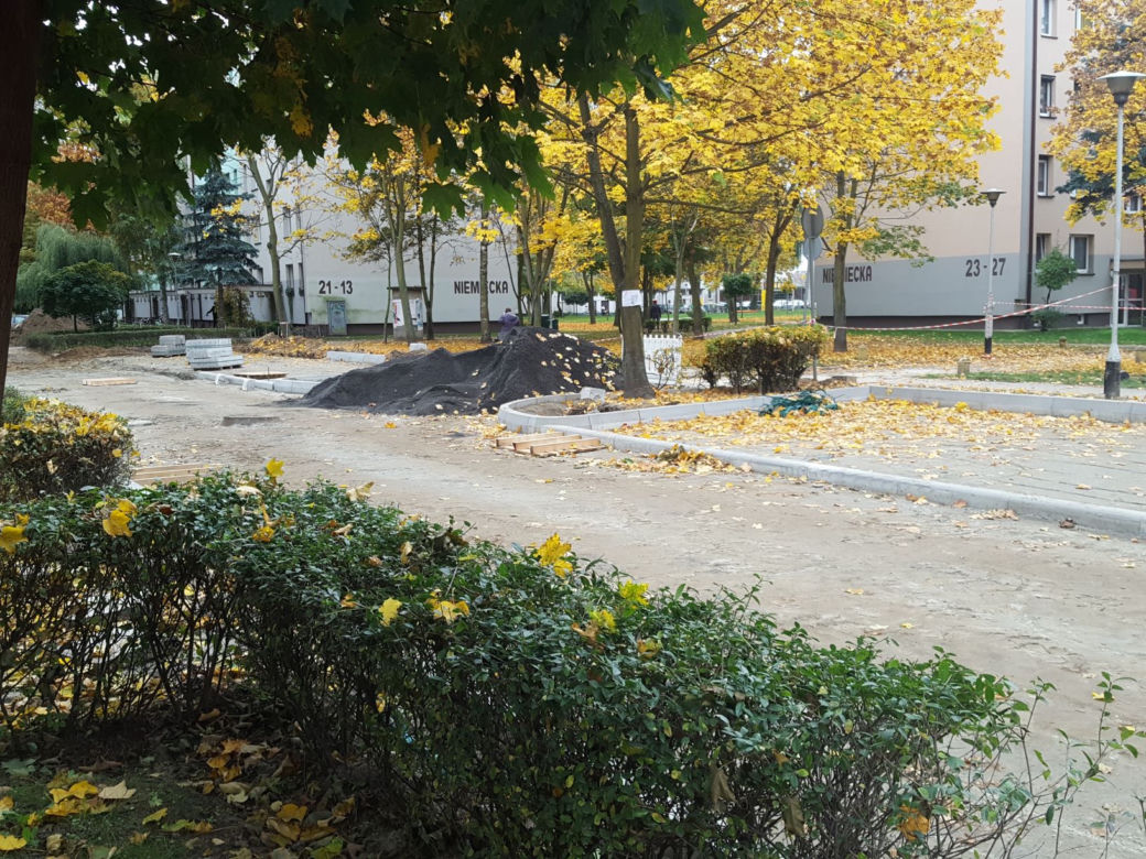 Rozkopy na osiedlu Przyjaźni w Lesznie. Będa nowe parkingi na ul. Niemieckiej