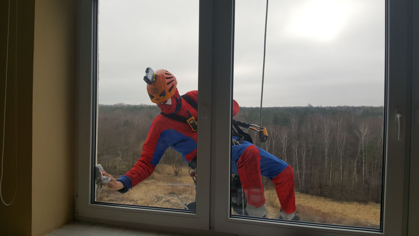 Katowice: Spider Man i Superman myją okna w szpitalu