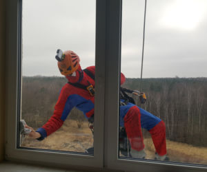 Katowice: Spider Man i Superman myją okna w szpitalu