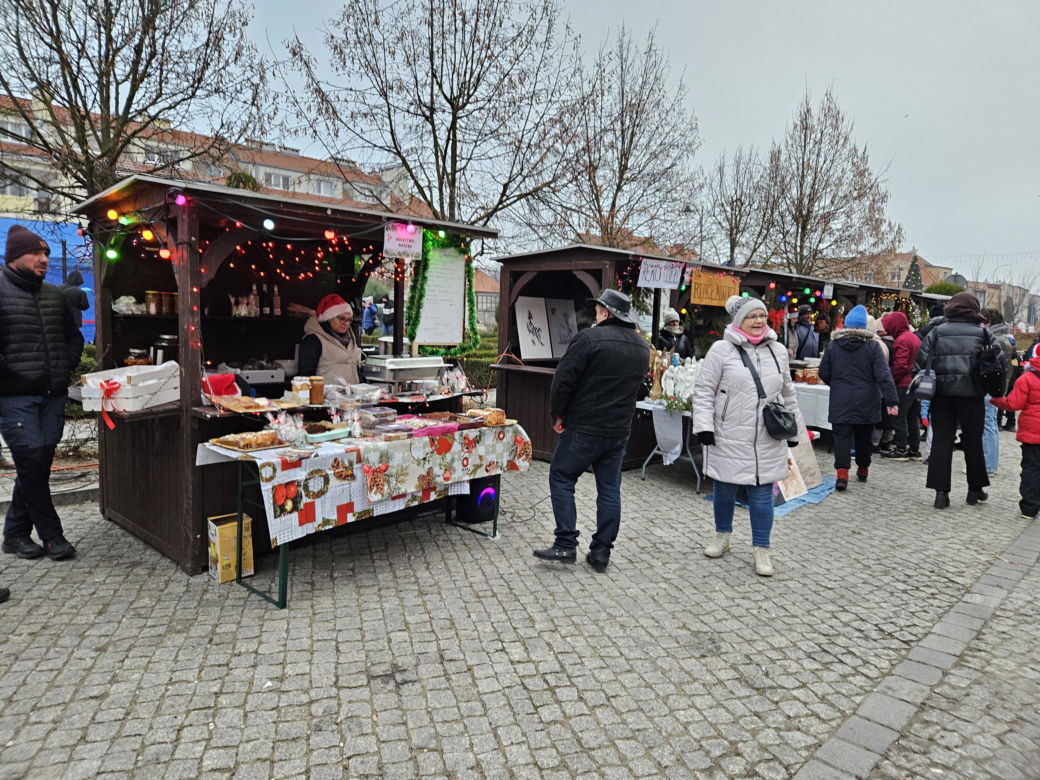 Jarmark Świąteczny w Biskupcu. Na scenie wystąpił zespół Arka Noego [ZDJĘCIA]