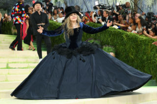 Stevie Nicks pierwszy raz w historii na Met Gali! Artystka pojawiła się w stroju z... sieciówki!
