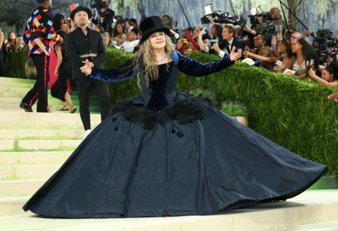 Stevie Nicks pierwszy raz w historii na Met Gali! Artystka pojawiła się w stroju z... sieciówki!