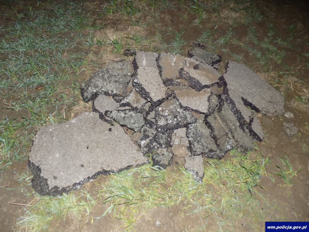 Zaorał drogę ciągnikiem