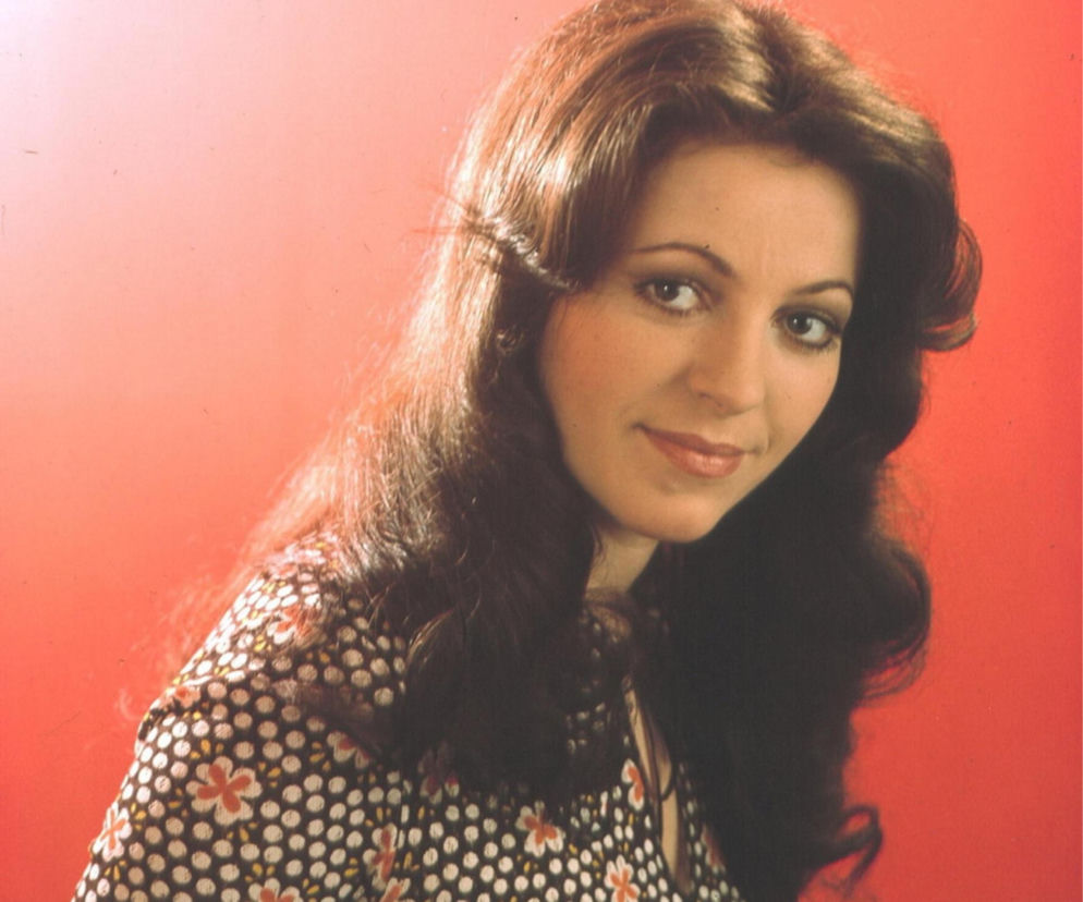 Anna Jantar w kwiecistej bluzce na czerwonym tle. O filmowej biografii artystki przeczytasz w serwisie Eska.
