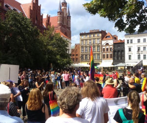  Toruń mówi NIE mowie nienawiści! Tęczowy wiec na Rynku Staromiejskim [ZDJĘCIA]