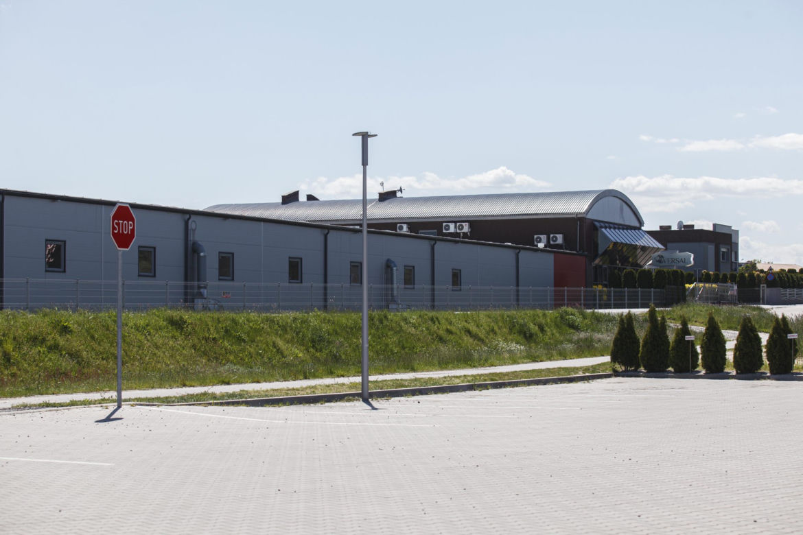 Koronawirus zamknął fabrykę mebli