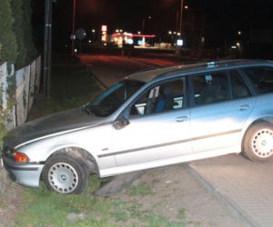 24-letni kierowca BMW wjechał w ogrodzenie posesji