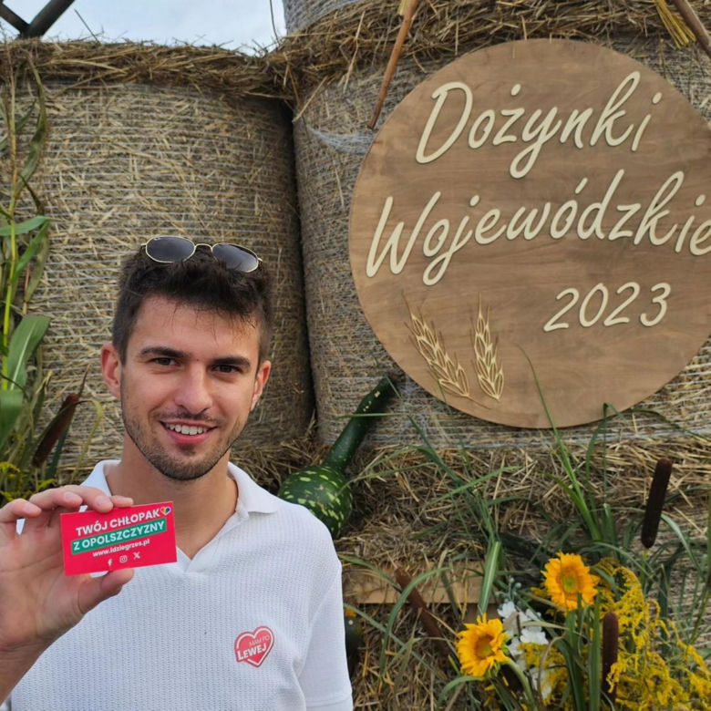 Kandydat Lewicy Grzegorz Janiczak całkowicie nago ubierał z chłopakiem świąteczne drzewko. Zdjęcie może zobaczyć każdy!