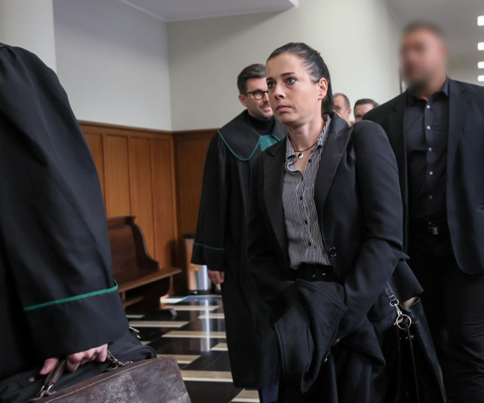 Natasza Geldon na korytarzu sądowym w towarzystwie prawników. O procesie Karola Nawrockiego przeczytasz na SE Polityka.