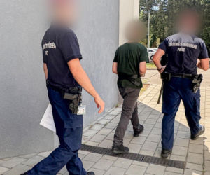 Ludzkie szczątki w walizkach i słoikach w mieszkaniu b. pracownika szpitala. Zeznał, że z niektórych robił potrawy