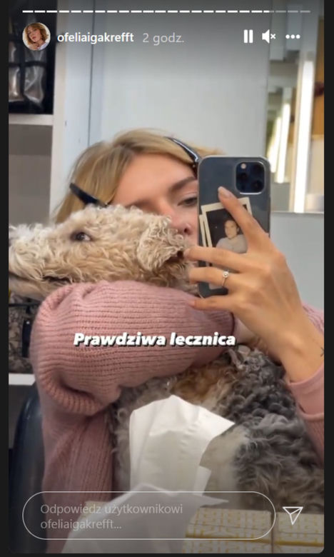 Iga Krefft (Ula z M jak miłość) i jej pies Pinio na planie serialu