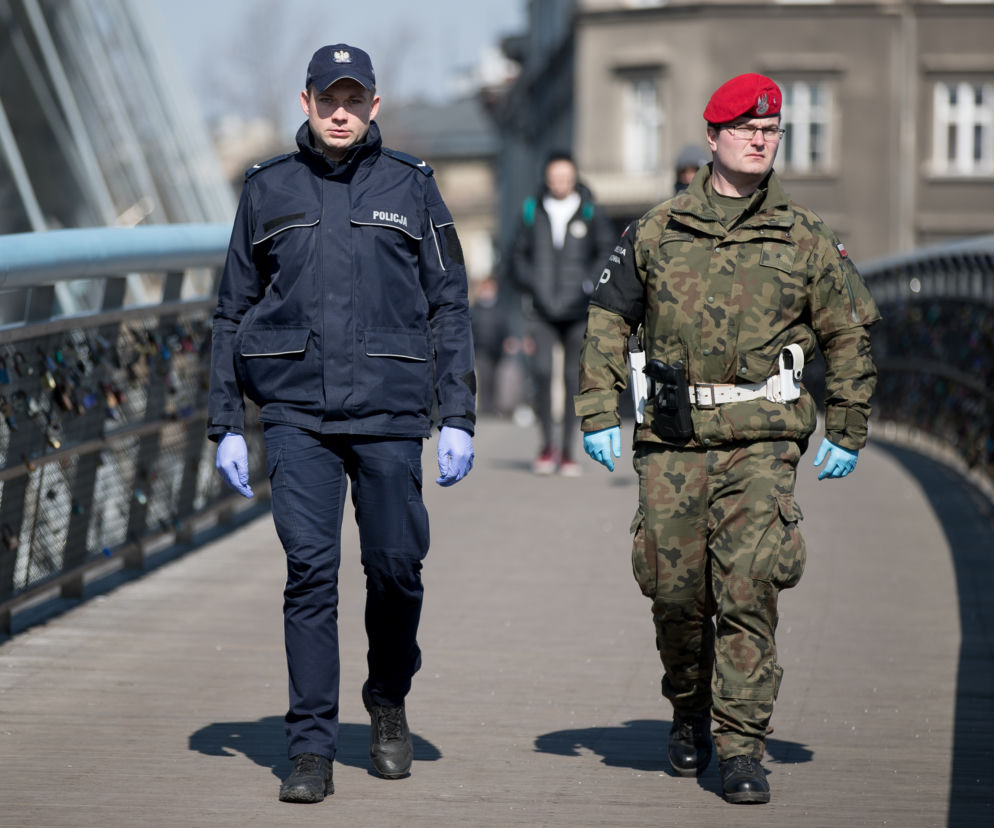 Policjant zrobił niespodziankę kobiecie na kwarantannie. Tego się nie spodziewała