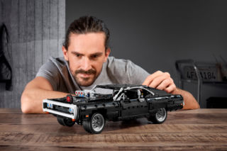 Dodge Charger R/T z filmu „Szybcy i wściekli” do złożenia z klocków LEGO to świetny pomysł na nudę - WIDEO