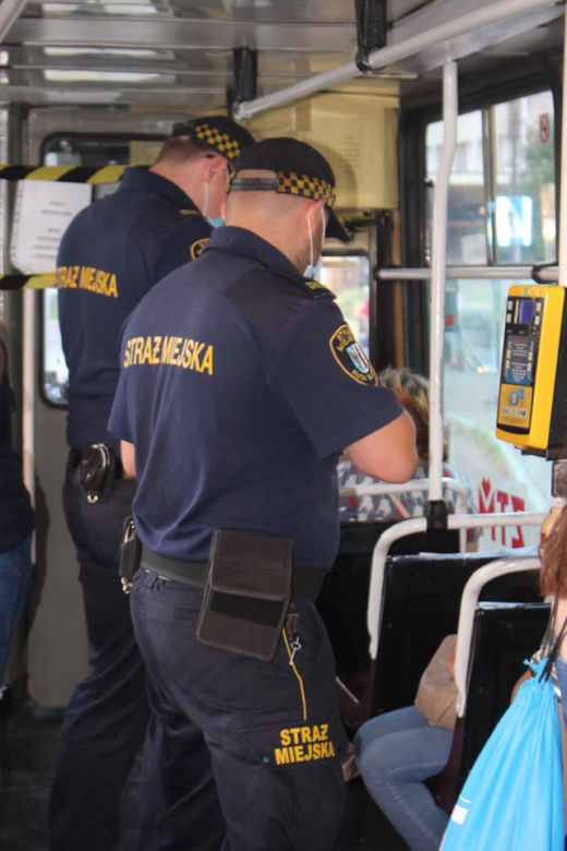 Ruda Śląska: Straż miejska sprawdza czy mieszkańcy noszą maseczki w autobusach i na targowiskach