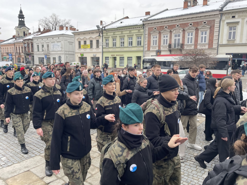 Maturzyści zatańczyli na Rynku poloneza