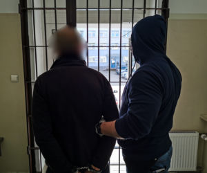 Mężczyzna wyrzucił narkotyki przez balkon. Prosto na policjanta