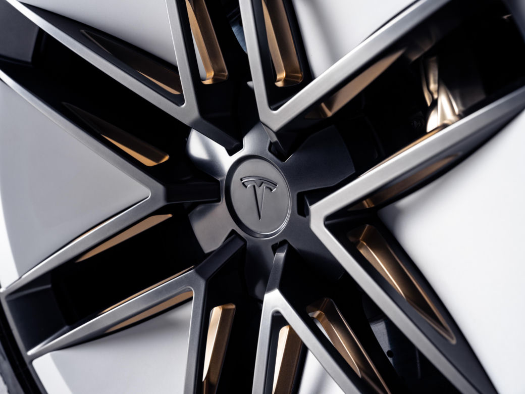 Latająca Tesla stała się rzeczywistością? Roadster wykonał niezwykły manewr