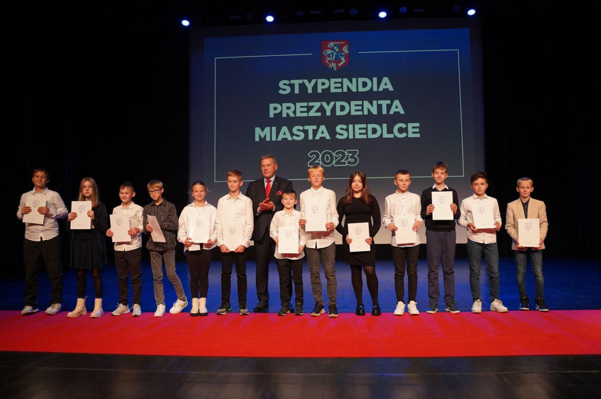 Stypendyści odebrali z rąk prezydenta Andrzeja Sitnika Listy Gratulacyjne