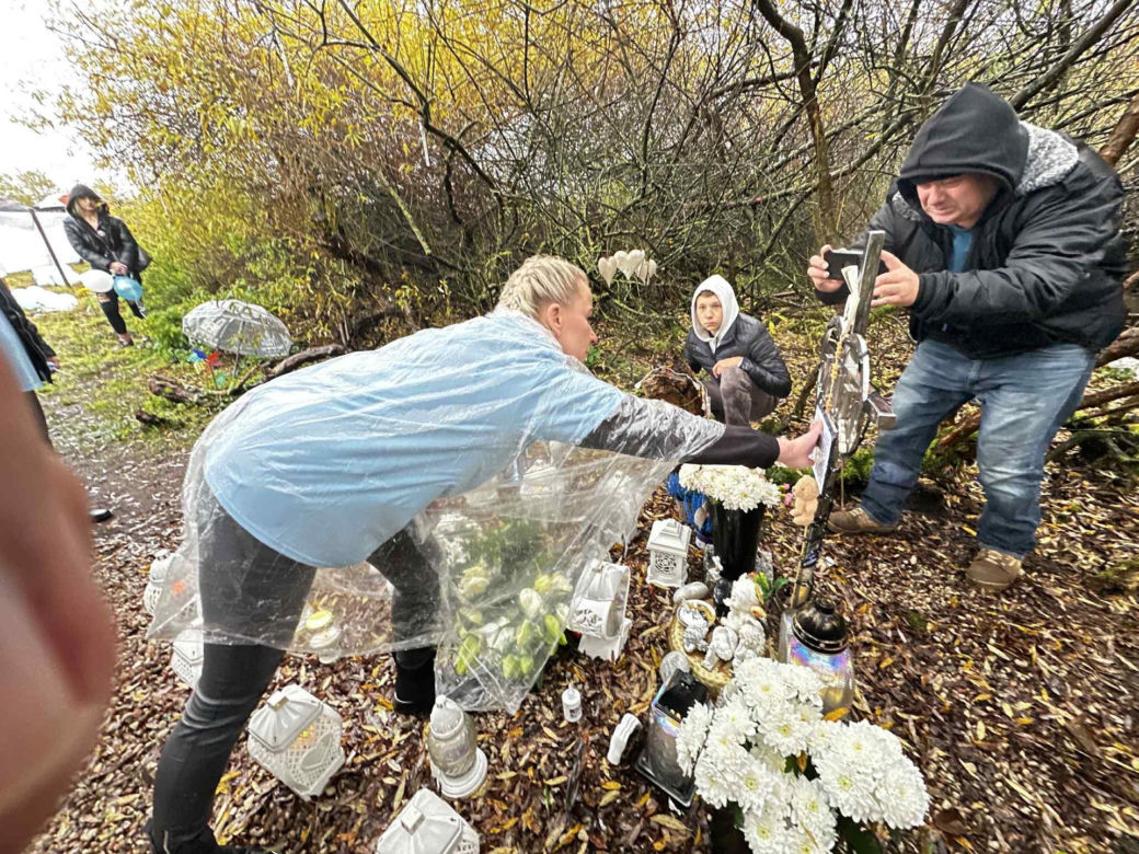 Mama cierpi po stracie Mai. Codziennie odwiedza miejsce znalezienia zwłok. Co powiedziałaby mordercy córki?