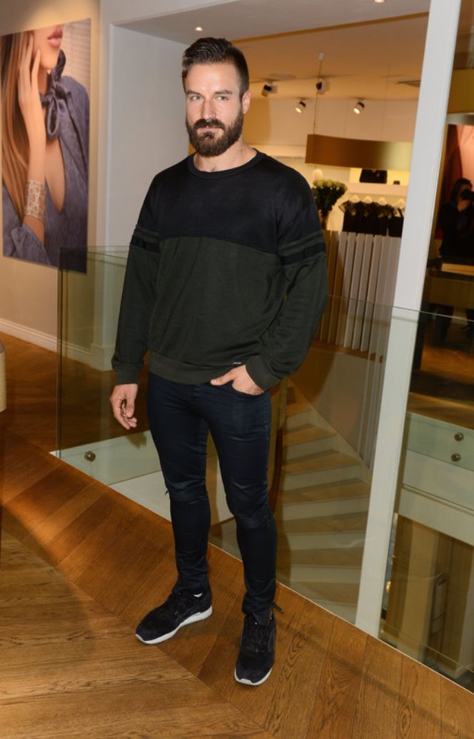 Piotr Stramowski vs Jamie Dornan